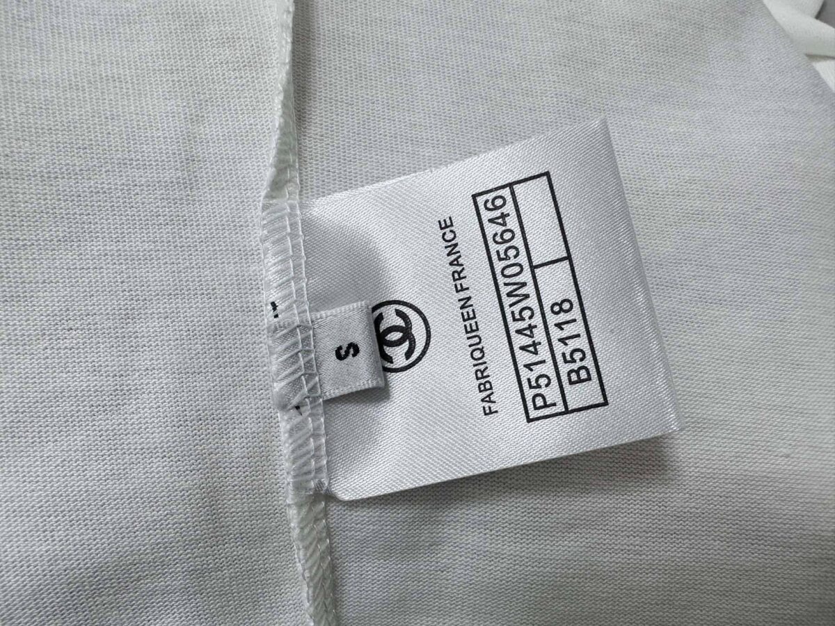 P70 【CHanel】香奈儿26ss logo情侣款短袖T恤 面料260g双沙纯棉 手感非常舒服 时尚又个性 超级百搭好看的一款T恤 男女都非常合适 人手必备款 包装 吊牌 领标 水洗麦 齐全👍 颜色：黑色、白色 尺码：XS- L