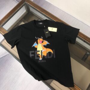 P75 💥 FENDI 芬迪 夏季新款圆领短袖T恤！270克重磅高端纯棉面料，手感质感都极完美！修身裁剪设计干净利落！时尚又好看！走线做工非常精致！版型效果超赞！而且透气性能超强！任何年龄阶段都可轻松驾驭，男士衣橱里必备的单品。 颜色： 米白 黑色 码数：M-3XL （下单请报身高体重）