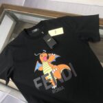 weigou_192153_1_174b0670c8 P75 💥 FENDI 芬迪 夏季新款圆领短袖T恤!270克重磅高端纯棉面料,手感质感都极完美!修身裁剪设计干净利落!时尚又好看!走线做工非常精致!版型效果超赞!而且透气性能超强!任何年龄阶段都可轻松驾驭,男士衣橱里必备的单品。 颜色: 米白 黑色 码数:M-3XL (下单请报身高体重)