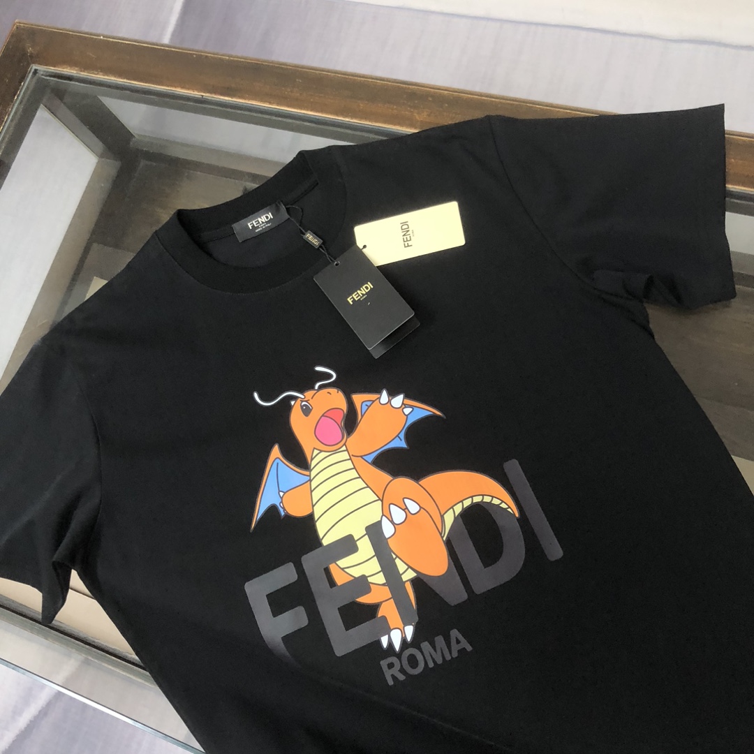 weigou_192153_1_174b0670c8 P75 💥 FENDI 芬迪 夏季新款圆领短袖T恤!270克重磅高端纯棉面料,手感质感都极完美!修身裁剪设计干净利落!时尚又好看!走线做工非常精致!版型效果超赞!而且透气性能超强!任何年龄阶段都可轻松驾驭,男士衣橱里必备的单品。 颜色: 米白 黑色 码数:M-3XL (下单请报身高体重)
