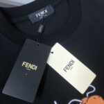 weigou_192153_2_b0caeaf9a1 P75 💥 FENDI 芬迪 夏季新款圆领短袖T恤!270克重磅高端纯棉面料,手感质感都极完美!修身裁剪设计干净利落!时尚又好看!走线做工非常精致!版型效果超赞!而且透气性能超强!任何年龄阶段都可轻松驾驭,男士衣橱里必备的单品。 颜色: 米白 黑色 码数:M-3XL (下单请报身高体重)