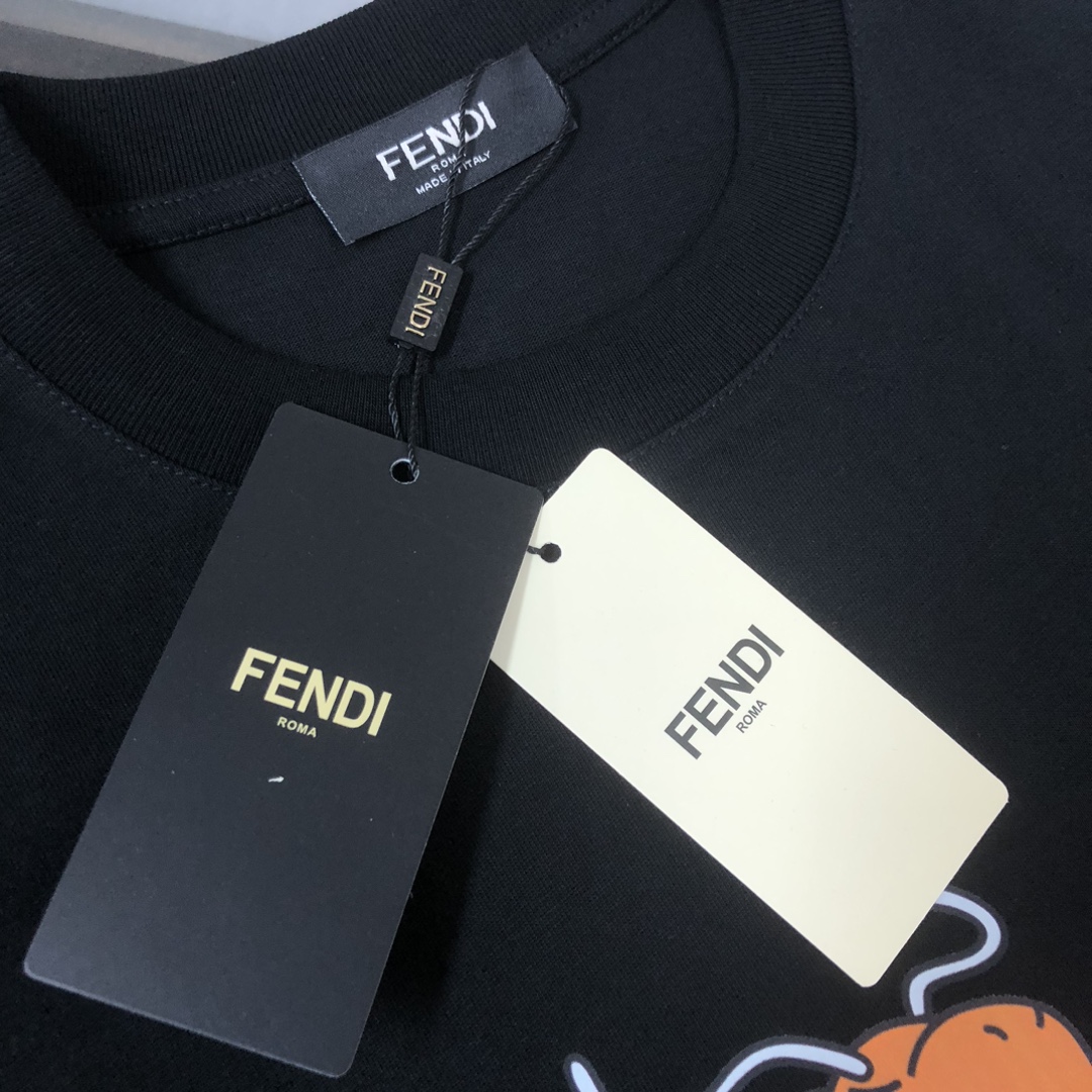 weigou_192153_2_b0caeaf9a1 P75 💥 FENDI 芬迪 夏季新款圆领短袖T恤!270克重磅高端纯棉面料,手感质感都极完美!修身裁剪设计干净利落!时尚又好看!走线做工非常精致!版型效果超赞!而且透气性能超强!任何年龄阶段都可轻松驾驭,男士衣橱里必备的单品。 颜色: 米白 黑色 码数:M-3XL (下单请报身高体重)