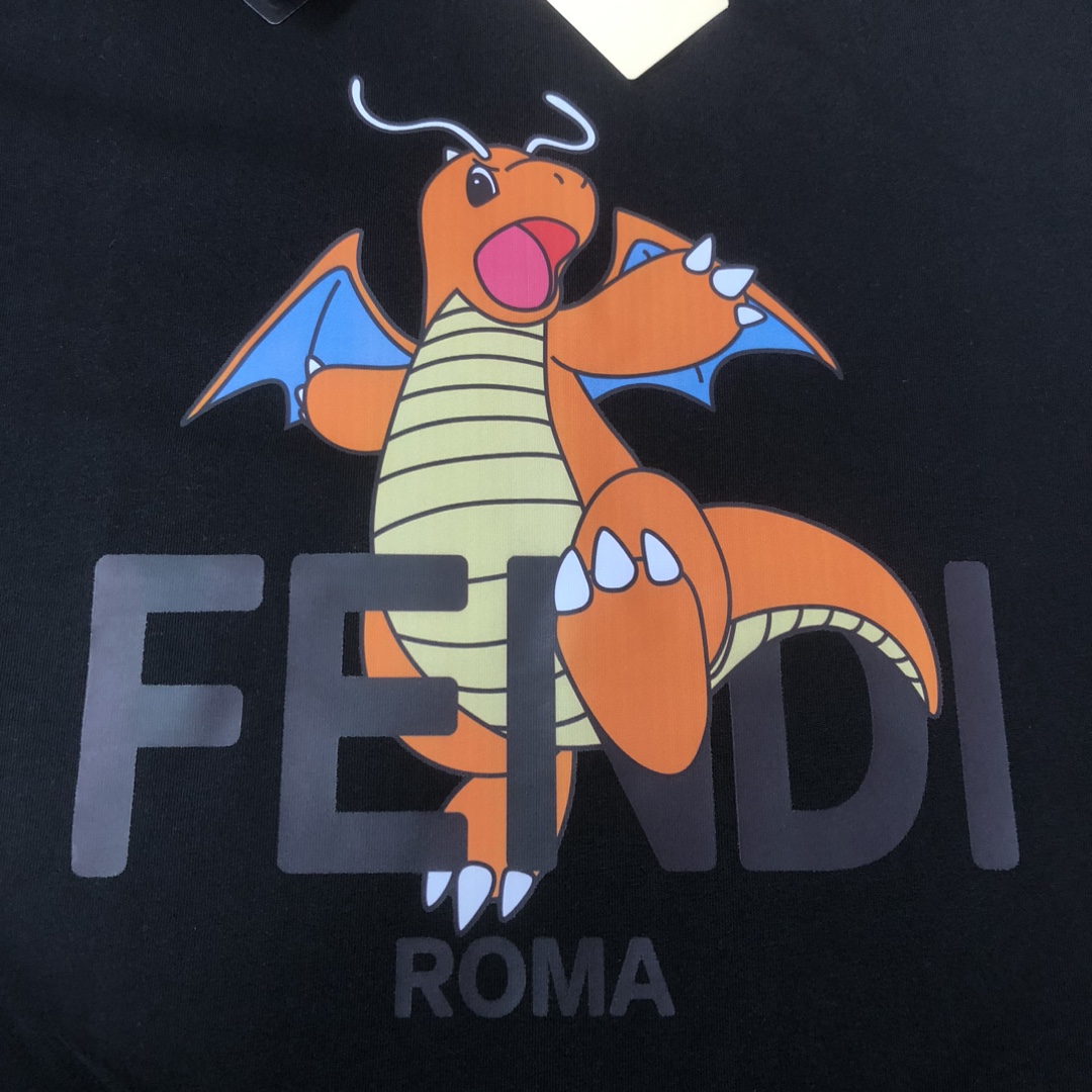 weigou_192153_3_9d24478b5c P75 💥 FENDI 芬迪 夏季新款圆领短袖T恤!270克重磅高端纯棉面料,手感质感都极完美!修身裁剪设计干净利落!时尚又好看!走线做工非常精致!版型效果超赞!而且透气性能超强!任何年龄阶段都可轻松驾驭,男士衣橱里必备的单品。 颜色: 米白 黑色 码数:M-3XL (下单请报身高体重)