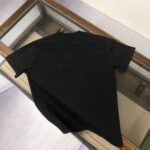 weigou_192153_6_74e10e84c2 P75 💥 FENDI 芬迪 夏季新款圆领短袖T恤!270克重磅高端纯棉面料,手感质感都极完美!修身裁剪设计干净利落!时尚又好看!走线做工非常精致!版型效果超赞!而且透气性能超强!任何年龄阶段都可轻松驾驭,男士衣橱里必备的单品。 颜色: 米白 黑色 码数:M-3XL (下单请报身高体重)