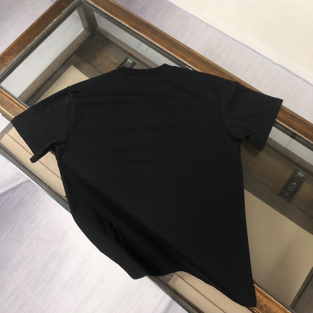 weigou_192153_6_74e10e84c2 P75 💥 FENDI 芬迪 夏季新款圆领短袖T恤!270克重磅高端纯棉面料,手感质感都极完美!修身裁剪设计干净利落!时尚又好看!走线做工非常精致!版型效果超赞!而且透气性能超强!任何年龄阶段都可轻松驾驭,男士衣橱里必备的单品。 颜色: 米白 黑色 码数:M-3XL (下单请报身高体重)