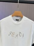 P65 fendi芬迪 刺绣款 2026春夏经典圆领短袖T恤采用280克双纱精棉，衣服偏厚使整体高透气和柔软性，高版本，三标齐全！男女同款 颜色：白色 黑色 杏色 灰色 -尺码：S M L Xl