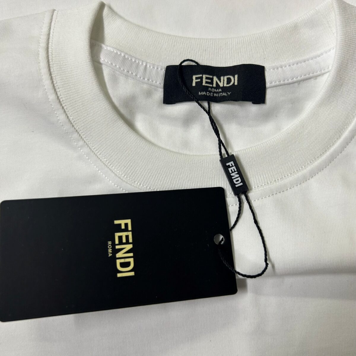 P65 fendi芬迪 刺绣款 2026春夏经典圆领短袖T恤采用280克双纱精棉，衣服偏厚使整体高透气和柔软性，高版本，三标齐全！男女同款 颜色：白色 黑色 杏色 灰色 -尺码：S M L Xl