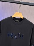 P65 fendi芬迪 刺绣款 2026春夏经典圆领短袖T恤采用280克双纱精棉，衣服偏厚使整体高透气和柔软性，高版本，三标齐全！男女同款 颜色：白色 黑色 杏色 灰色 -尺码：S M L Xl