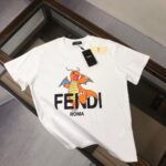 weigou_192198_0_80819a26c8 P75 💥 FENDI 芬迪 夏季新款圆领短袖T恤!270克重磅高端纯棉面料,手感质感都极完美!修身裁剪设计干净利落!时尚又好看!走线做工非常精致!版型效果超赞!而且透气性能超强!任何年龄阶段都可轻松驾驭,男士衣橱里必备的单品。 颜色: 米白 黑色 码数:M-3XL (下单请报身高体重)