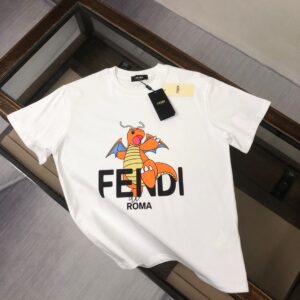 P75 💥 FENDI 芬迪 夏季新款圆领短袖T恤！270克重磅高端纯棉面料，手感质感都极完美！修身裁剪设计干净利落！时尚又好看！走线做工非常精致！版型效果超赞！而且透气性能超强！任何年龄阶段都可轻松驾驭，男士衣橱里必备的单品。 颜色： 米白 黑色 码数：M-3XL （下单请报身高体重）