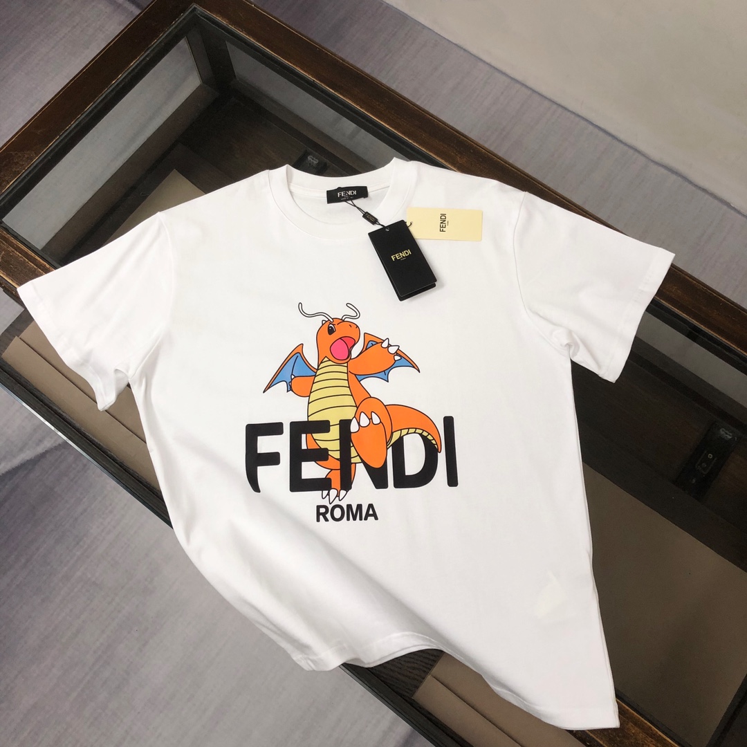 weigou_192198_0_80819a26c8 P75 💥 FENDI 芬迪 夏季新款圆领短袖T恤!270克重磅高端纯棉面料,手感质感都极完美!修身裁剪设计干净利落!时尚又好看!走线做工非常精致!版型效果超赞!而且透气性能超强!任何年龄阶段都可轻松驾驭,男士衣橱里必备的单品。 颜色: 米白 黑色 码数:M-3XL (下单请报身高体重)