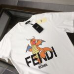 weigou_192198_1_c0c3adffca P75 💥 FENDI 芬迪 夏季新款圆领短袖T恤!270克重磅高端纯棉面料,手感质感都极完美!修身裁剪设计干净利落!时尚又好看!走线做工非常精致!版型效果超赞!而且透气性能超强!任何年龄阶段都可轻松驾驭,男士衣橱里必备的单品。 颜色: 米白 黑色 码数:M-3XL (下单请报身高体重)