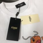 weigou_192198_2_fd8fe5fe87 P75 💥 FENDI 芬迪 夏季新款圆领短袖T恤!270克重磅高端纯棉面料,手感质感都极完美!修身裁剪设计干净利落!时尚又好看!走线做工非常精致!版型效果超赞!而且透气性能超强!任何年龄阶段都可轻松驾驭,男士衣橱里必备的单品。 颜色: 米白 黑色 码数:M-3XL (下单请报身高体重)
