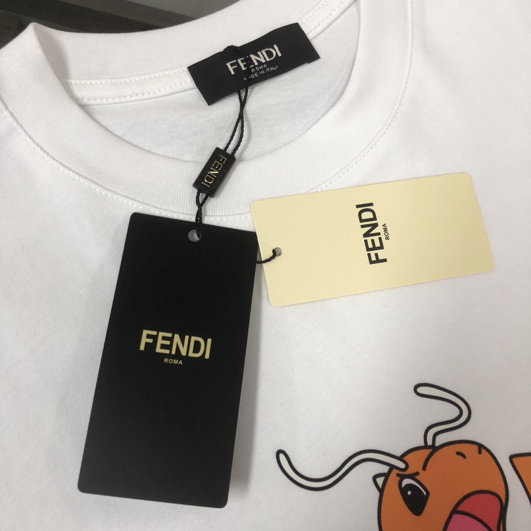weigou_192198_2_fd8fe5fe87 P75 💥 FENDI 芬迪 夏季新款圆领短袖T恤!270克重磅高端纯棉面料,手感质感都极完美!修身裁剪设计干净利落!时尚又好看!走线做工非常精致!版型效果超赞!而且透气性能超强!任何年龄阶段都可轻松驾驭,男士衣橱里必备的单品。 颜色: 米白 黑色 码数:M-3XL (下单请报身高体重)