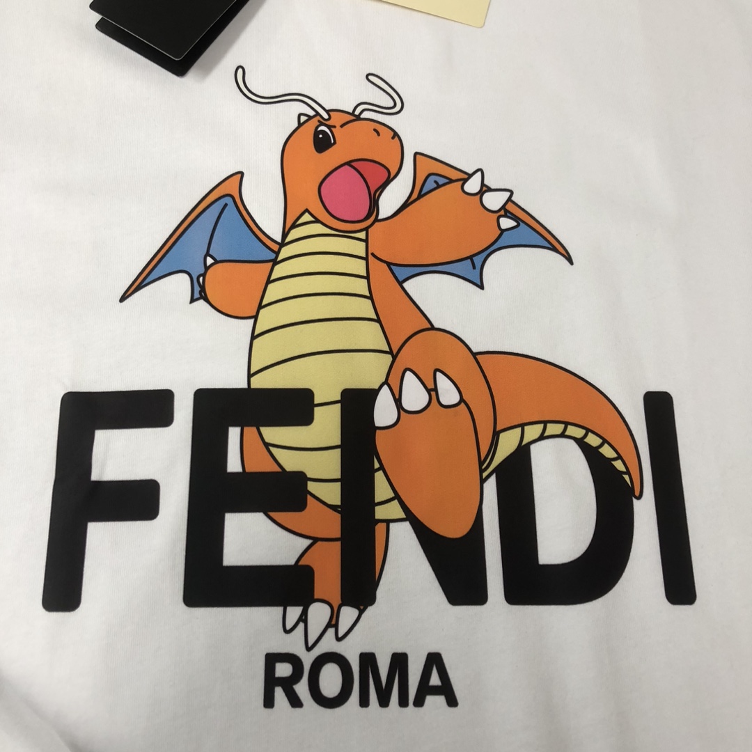 weigou_192198_3_9b03d15c85 P75 💥 FENDI 芬迪 夏季新款圆领短袖T恤!270克重磅高端纯棉面料,手感质感都极完美!修身裁剪设计干净利落!时尚又好看!走线做工非常精致!版型效果超赞!而且透气性能超强!任何年龄阶段都可轻松驾驭,男士衣橱里必备的单品。 颜色: 米白 黑色 码数:M-3XL (下单请报身高体重)