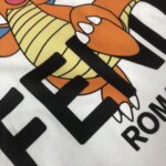 weigou_192198_5_fc7285d287 P75 💥 FENDI 芬迪 夏季新款圆领短袖T恤!270克重磅高端纯棉面料,手感质感都极完美!修身裁剪设计干净利落!时尚又好看!走线做工非常精致!版型效果超赞!而且透气性能超强!任何年龄阶段都可轻松驾驭,男士衣橱里必备的单品。 颜色: 米白 黑色 码数:M-3XL (下单请报身高体重)