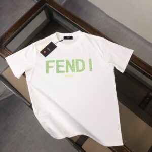 P75 💥 FENDI 芬迪 夏季新款圆领短袖T恤！270克重磅高端纯棉面料，手感质感都极完美！修身裁剪设计干净利落！时尚又好看！走线做工非常精致！版型效果超赞！而且透气性能超强！任何年龄阶段都可轻松驾驭，男士衣橱里必备的单品。 颜色： 米白 黑色 码数：M-3XL （下单请报身高体重）