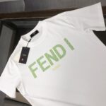weigou_192235_2_8b58d5bc10 P75 💥 FENDI 芬迪 夏季新款圆领短袖T恤!270克重磅高端纯棉面料,手感质感都极完美!修身裁剪设计干净利落!时尚又好看!走线做工非常精致!版型效果超赞!而且透气性能超强!任何年龄阶段都可轻松驾驭,男士衣橱里必备的单品。 颜色: 米白 黑色 码数:M-3XL (下单请报身高体重)