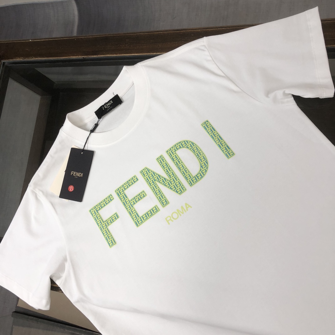 weigou_192235_2_8b58d5bc10 P75 💥 FENDI 芬迪 夏季新款圆领短袖T恤!270克重磅高端纯棉面料,手感质感都极完美!修身裁剪设计干净利落!时尚又好看!走线做工非常精致!版型效果超赞!而且透气性能超强!任何年龄阶段都可轻松驾驭,男士衣橱里必备的单品。 颜色: 米白 黑色 码数:M-3XL (下单请报身高体重)