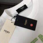weigou_192235_3_cebd7a00e9 P75 💥 FENDI 芬迪 夏季新款圆领短袖T恤!270克重磅高端纯棉面料,手感质感都极完美!修身裁剪设计干净利落!时尚又好看!走线做工非常精致!版型效果超赞!而且透气性能超强!任何年龄阶段都可轻松驾驭,男士衣橱里必备的单品。 颜色: 米白 黑色 码数:M-3XL (下单请报身高体重)