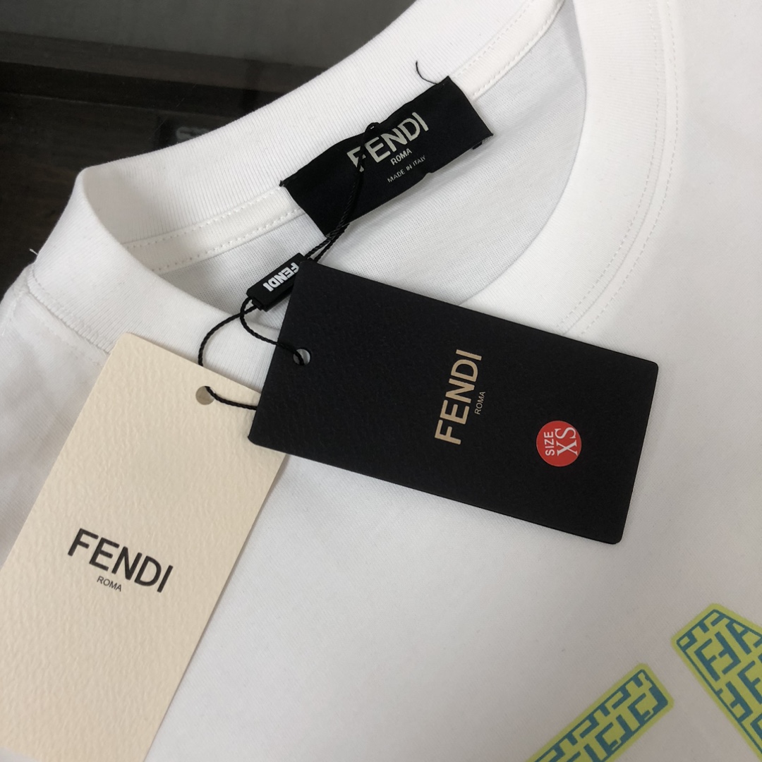 weigou_192235_3_cebd7a00e9 P75 💥 FENDI 芬迪 夏季新款圆领短袖T恤!270克重磅高端纯棉面料,手感质感都极完美!修身裁剪设计干净利落!时尚又好看!走线做工非常精致!版型效果超赞!而且透气性能超强!任何年龄阶段都可轻松驾驭,男士衣橱里必备的单品。 颜色: 米白 黑色 码数:M-3XL (下单请报身高体重)
