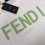 weigou_192235_4_b2636f1237 P75 💥 FENDI 芬迪 夏季新款圆领短袖T恤!270克重磅高端纯棉面料,手感质感都极完美!修身裁剪设计干净利落!时尚又好看!走线做工非常精致!版型效果超赞!而且透气性能超强!任何年龄阶段都可轻松驾驭,男士衣橱里必备的单品。 颜色: 米白 黑色 码数:M-3XL (下单请报身高体重)