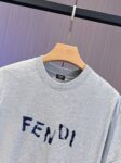 P65 fendi芬迪 刺绣款 2026春夏经典圆领短袖T恤采用280克双纱精棉，衣服偏厚使整体高透气和柔软性，高版本，三标齐全！男女同款 颜色：白色 黑色 杏色 灰色 -尺码：S M L Xl
