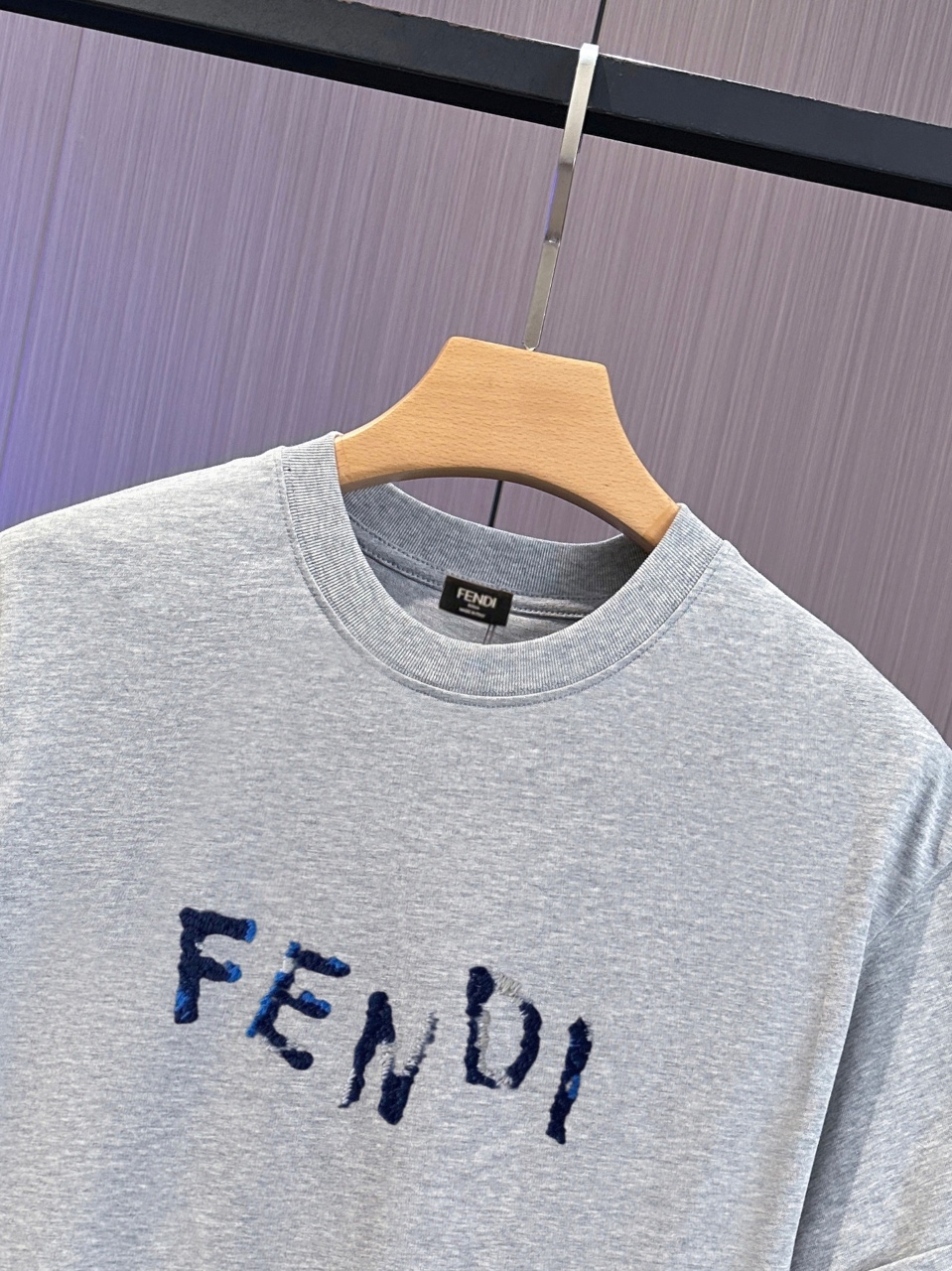P65 fendi芬迪 刺绣款 2026春夏经典圆领短袖T恤采用280克双纱精棉，衣服偏厚使整体高透气和柔软性，高版本，三标齐全！男女同款 颜色：白色 黑色 杏色 灰色 -尺码：S M L Xl