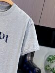 P65 fendi芬迪 刺绣款 2026春夏经典圆领短袖T恤采用280克双纱精棉，衣服偏厚使整体高透气和柔软性，高版本，三标齐全！男女同款 颜色：白色 黑色 杏色 灰色 -尺码：S M L Xl