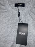 P65 fendi芬迪 刺绣款 2026春夏经典圆领短袖T恤采用280克双纱精棉，衣服偏厚使整体高透气和柔软性，高版本，三标齐全！男女同款 颜色：白色 黑色 杏色 灰色 -尺码：S M L Xl