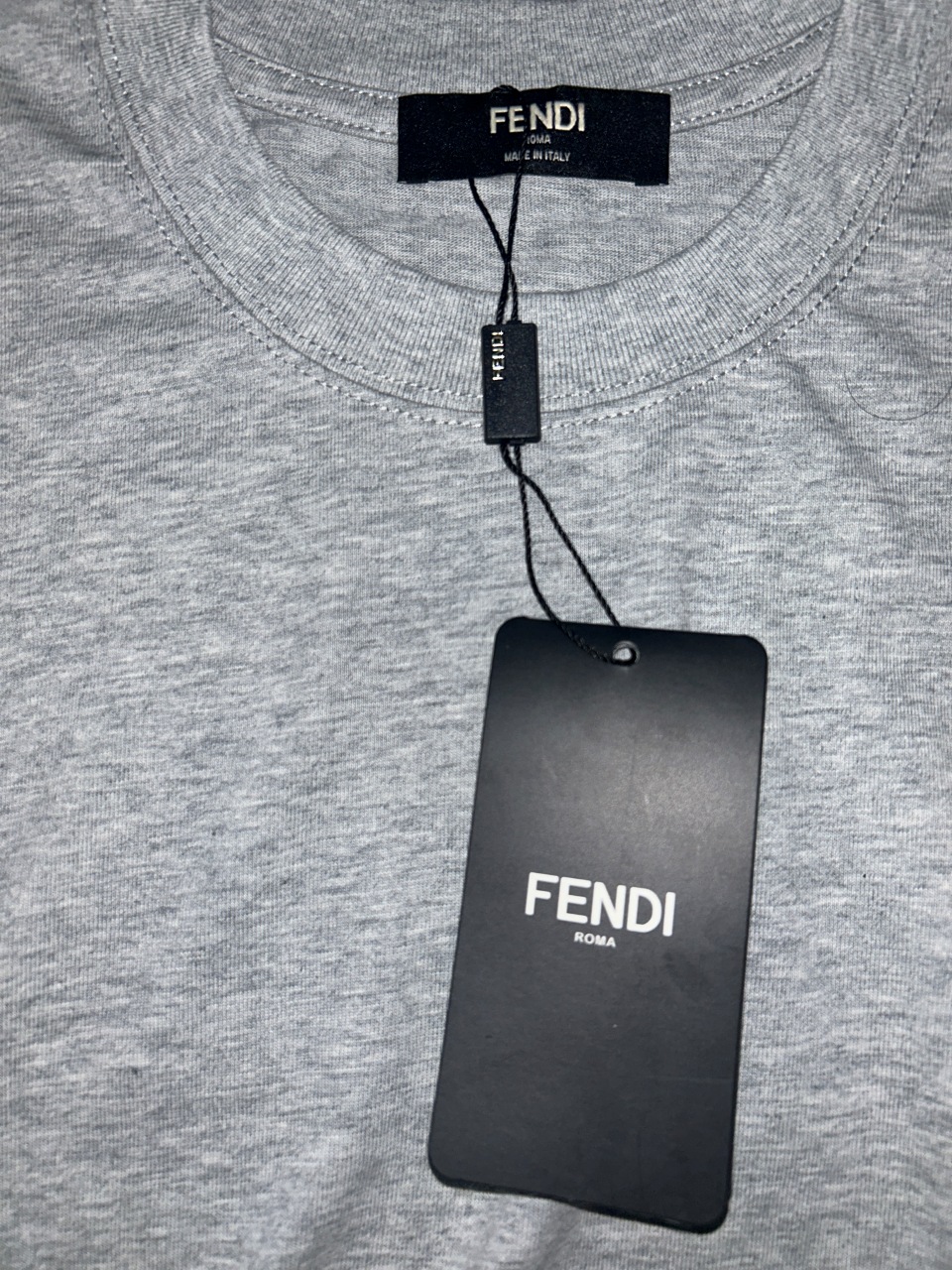 P65 fendi芬迪 刺绣款 2026春夏经典圆领短袖T恤采用280克双纱精棉，衣服偏厚使整体高透气和柔软性，高版本，三标齐全！男女同款 颜色：白色 黑色 杏色 灰色 -尺码：S M L Xl