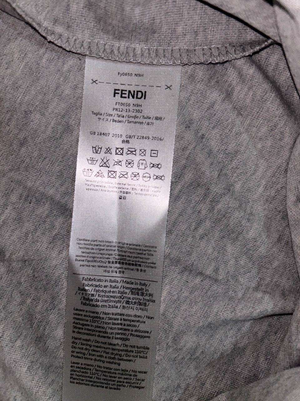 P65 fendi芬迪 刺绣款 2026春夏经典圆领短袖T恤采用280克双纱精棉，衣服偏厚使整体高透气和柔软性，高版本，三标齐全！男女同款 颜色：白色 黑色 杏色 灰色 -尺码：S M L Xl