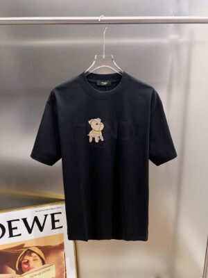 P80 芬迪 2026春夏新款 圆领短袖T恤 经典小狗发泡工艺 高端版本！专柜定制面料 透气舒适度高，男女同款宽松版 S M L XL XXL 五个码 黑色 白色 浅蓝 红色