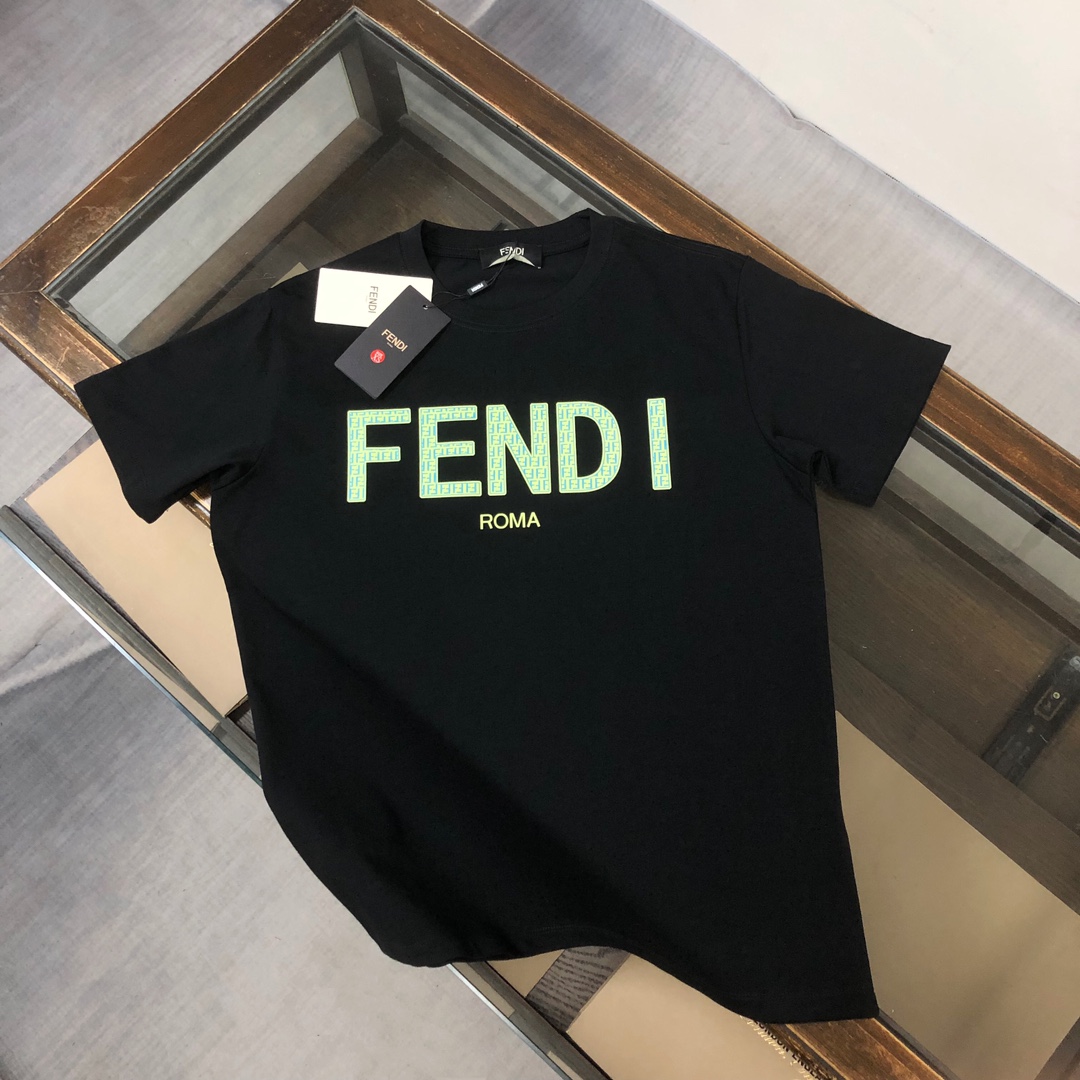 weigou_192275_0_9c9c4b9a0a P75 💥 FENDI 芬迪 夏季新款圆领短袖T恤!270克重磅高端纯棉面料,手感质感都极完美!修身裁剪设计干净利落!时尚又好看!走线做工非常精致!版型效果超赞!而且透气性能超强!任何年龄阶段都可轻松驾驭,男士衣橱里必备的单品。 颜色: 米白 黑色 码数:M-3XL (下单请报身高体重)