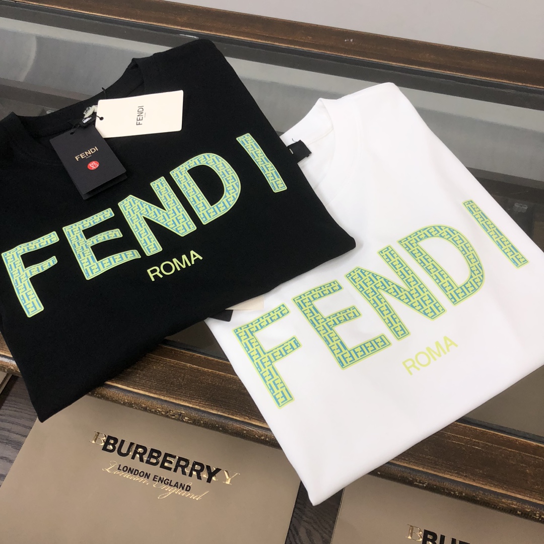 weigou_192275_1_d78d39edea P75 💥 FENDI 芬迪 夏季新款圆领短袖T恤!270克重磅高端纯棉面料,手感质感都极完美!修身裁剪设计干净利落!时尚又好看!走线做工非常精致!版型效果超赞!而且透气性能超强!任何年龄阶段都可轻松驾驭,男士衣橱里必备的单品。 颜色: 米白 黑色 码数:M-3XL (下单请报身高体重)