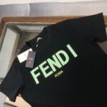 weigou_192275_2_9431cf0bba P75 💥 FENDI 芬迪 夏季新款圆领短袖T恤!270克重磅高端纯棉面料,手感质感都极完美!修身裁剪设计干净利落!时尚又好看!走线做工非常精致!版型效果超赞!而且透气性能超强!任何年龄阶段都可轻松驾驭,男士衣橱里必备的单品。 颜色: 米白 黑色 码数:M-3XL (下单请报身高体重)