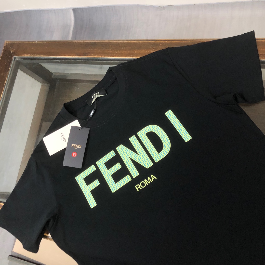 weigou_192275_2_9431cf0bba P75 💥 FENDI 芬迪 夏季新款圆领短袖T恤!270克重磅高端纯棉面料,手感质感都极完美!修身裁剪设计干净利落!时尚又好看!走线做工非常精致!版型效果超赞!而且透气性能超强!任何年龄阶段都可轻松驾驭,男士衣橱里必备的单品。 颜色: 米白 黑色 码数:M-3XL (下单请报身高体重)