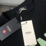 weigou_192275_3_422830db67 P75 💥 FENDI 芬迪 夏季新款圆领短袖T恤!270克重磅高端纯棉面料,手感质感都极完美!修身裁剪设计干净利落!时尚又好看!走线做工非常精致!版型效果超赞!而且透气性能超强!任何年龄阶段都可轻松驾驭,男士衣橱里必备的单品。 颜色: 米白 黑色 码数:M-3XL (下单请报身高体重)