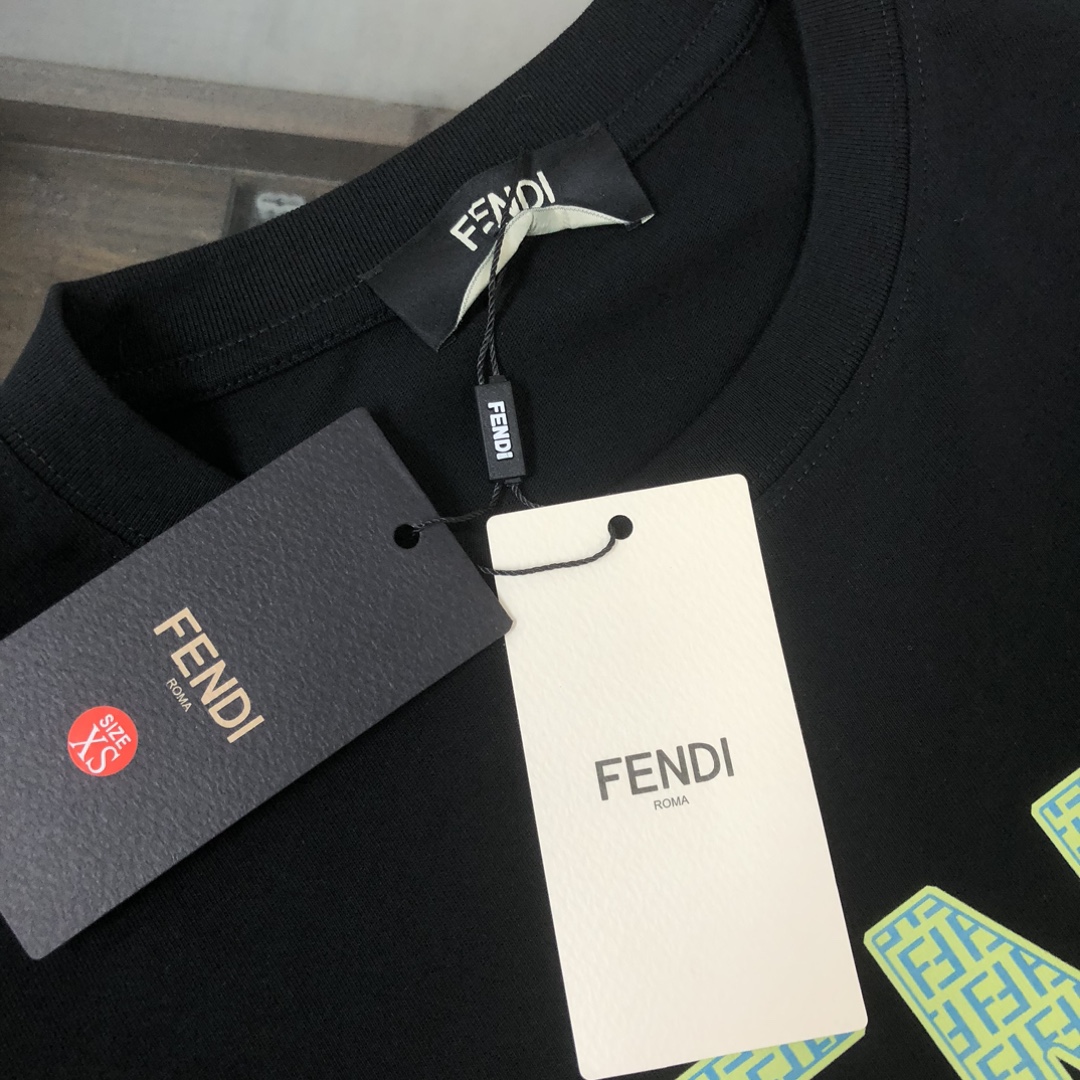 weigou_192275_3_422830db67 P75 💥 FENDI 芬迪 夏季新款圆领短袖T恤!270克重磅高端纯棉面料,手感质感都极完美!修身裁剪设计干净利落!时尚又好看!走线做工非常精致!版型效果超赞!而且透气性能超强!任何年龄阶段都可轻松驾驭,男士衣橱里必备的单品。 颜色: 米白 黑色 码数:M-3XL (下单请报身高体重)