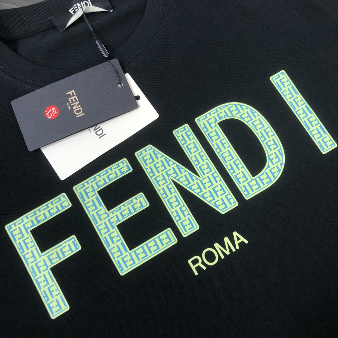 weigou_192275_4_ddea0046c1 P75 💥 FENDI 芬迪 夏季新款圆领短袖T恤!270克重磅高端纯棉面料,手感质感都极完美!修身裁剪设计干净利落!时尚又好看!走线做工非常精致!版型效果超赞!而且透气性能超强!任何年龄阶段都可轻松驾驭,男士衣橱里必备的单品。 颜色: 米白 黑色 码数:M-3XL (下单请报身高体重)