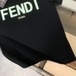weigou_192275_6_d8bcce9342 P75 💥 FENDI 芬迪 夏季新款圆领短袖T恤!270克重磅高端纯棉面料,手感质感都极完美!修身裁剪设计干净利落!时尚又好看!走线做工非常精致!版型效果超赞!而且透气性能超强!任何年龄阶段都可轻松驾驭,男士衣橱里必备的单品。 颜色: 米白 黑色 码数:M-3XL (下单请报身高体重)