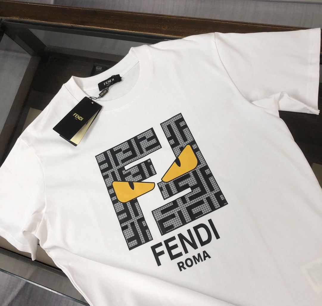 P75 💥 FENDI 芬迪 夏季新款圆领短袖T恤！270克重磅高端纯棉面料，手感质感都极完美！修身裁剪设计干净利落！时尚又好看！走线做工非常精致！版型效果超赞！而且透气性能超强！任何年龄阶段都可轻松驾驭，男士衣橱里必备的单品。 颜色： 米白 黑色 码数：M-3XL （下单请报身高体重）