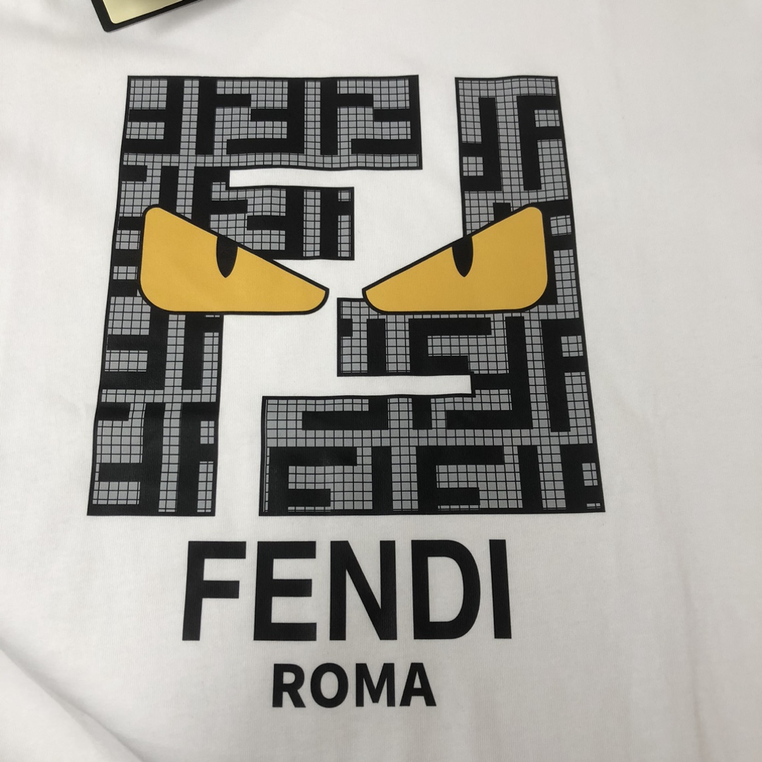 P75 💥 FENDI 芬迪 夏季新款圆领短袖T恤！270克重磅高端纯棉面料，手感质感都极完美！修身裁剪设计干净利落！时尚又好看！走线做工非常精致！版型效果超赞！而且透气性能超强！任何年龄阶段都可轻松驾驭，男士衣橱里必备的单品。 颜色： 米白 黑色 码数：M-3XL （下单请报身高体重）