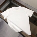 P75 💥 FENDI 芬迪 夏季新款圆领短袖T恤！270克重磅高端纯棉面料，手感质感都极完美！修身裁剪设计干净利落！时尚又好看！走线做工非常精致！版型效果超赞！而且透气性能超强！任何年龄阶段都可轻松驾驭，男士衣橱里必备的单品。 颜色： 米白 黑色 码数：M-3XL （下单请报身高体重）