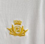 P65 fendi芬迪 刺绣款 2026春夏经典圆领短袖T恤采用280克双纱精棉，衣服偏厚使整体高透气和柔软性，高版本，三标齐全！男女同款 颜色：白色 黑色 杏色 灰色 -尺码：S M L Xl