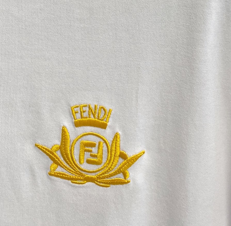 P65 fendi芬迪 刺绣款 2026春夏经典圆领短袖T恤采用280克双纱精棉，衣服偏厚使整体高透气和柔软性，高版本，三标齐全！男女同款 颜色：白色 黑色 杏色 灰色 -尺码：S M L Xl