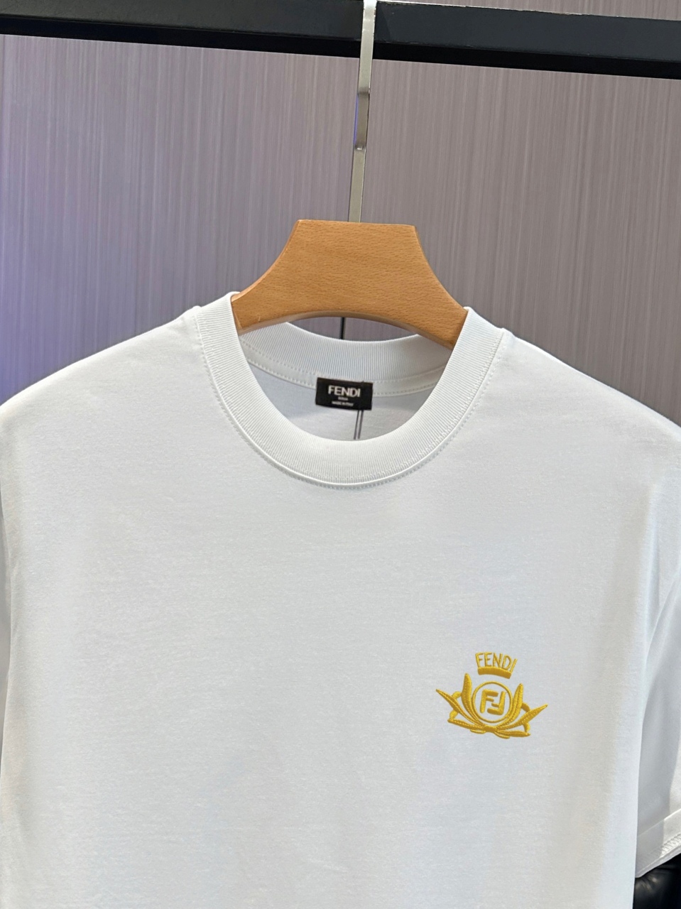 P65 fendi芬迪 刺绣款 2026春夏经典圆领短袖T恤采用280克双纱精棉，衣服偏厚使整体高透气和柔软性，高版本，三标齐全！男女同款 颜色：白色 黑色 杏色 灰色 -尺码：S M L Xl