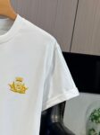 P65 fendi芬迪 刺绣款 2026春夏经典圆领短袖T恤采用280克双纱精棉，衣服偏厚使整体高透气和柔软性，高版本，三标齐全！男女同款 颜色：白色 黑色 杏色 灰色 -尺码：S M L Xl