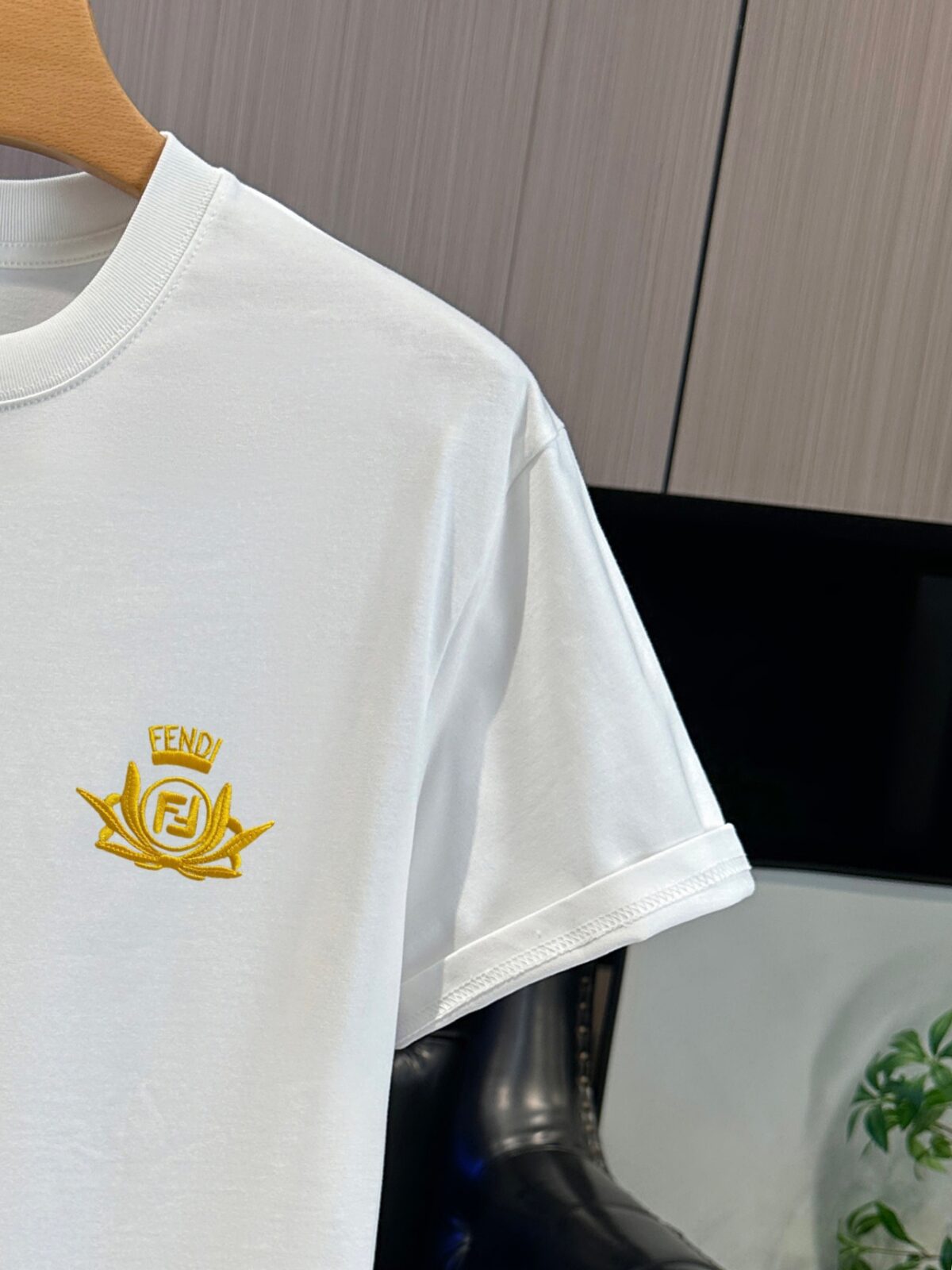 P65 fendi芬迪 刺绣款 2026春夏经典圆领短袖T恤采用280克双纱精棉，衣服偏厚使整体高透气和柔软性，高版本，三标齐全！男女同款 颜色：白色 黑色 杏色 灰色 -尺码：S M L Xl