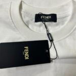 P65 fendi芬迪 刺绣款 2026春夏经典圆领短袖T恤采用280克双纱精棉，衣服偏厚使整体高透气和柔软性，高版本，三标齐全！男女同款 颜色：白色 黑色 杏色 灰色 -尺码：S M L Xl